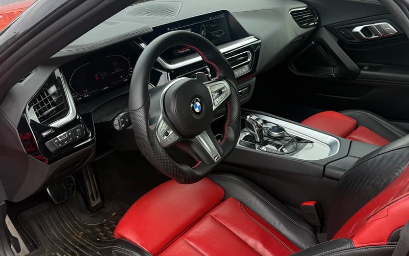 Z4 cockpit with red leather seats, M Sport steering wheel and the iDrive display